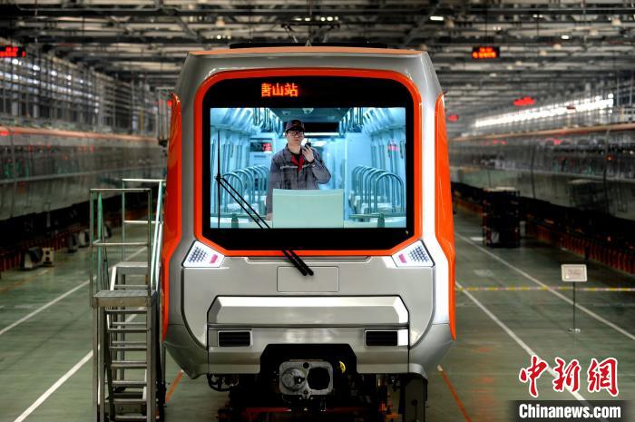 图为技术人员正在检测中的新一代智能B型地铁列车。　白云水 摄